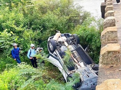 Xe ô tô rơi xuống sông, tài xế may mắn thoát chết