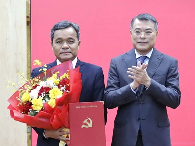 Thứ trưởng thường trực Bộ Dân tộc và Tôn giáo giữ chức Bí thư Tỉnh ủy Quảng Ngãi