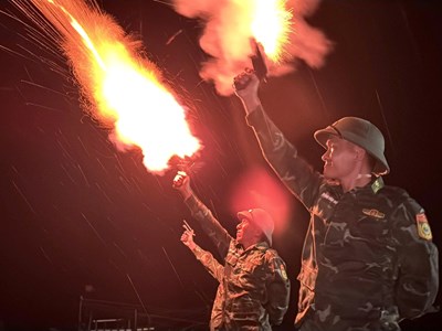 Bắn pháo hiệu kêu gọi tàu thuyền vào bờ tránh bão