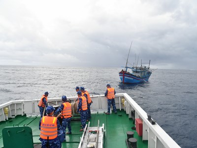 Bộ Tư lệnh Vùng Cảnh sát biển 2 kịp thời cứu tàu cá bị nạn trên biển