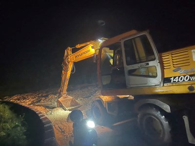 Xã miền núi Quảng Ngãi cho học sinh nghỉ học do mưa lớn, sạt lở núi