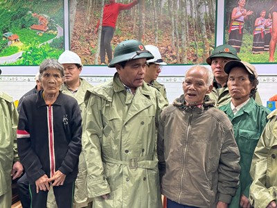 Thăm, tặng quà người dân bị ảnh hưởng bởi nguy cơ sạt lở núi