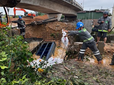 Dồn cát vào bao, ngăn không cho nước từ sông chảy ngược vào đô thị Quảng Ngãi