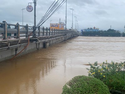 Rào chắn, cấm phương tiện và người qua cầu Châu Ổ