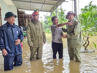 Nước lũ dâng cao, nhiều khu dân cư bị cô lập