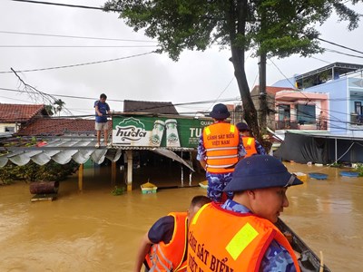 Bộ Tư lệnh Vùng Cảnh sát biển 2 cứu trợ, giúp đỡ người dân vùng lũ 