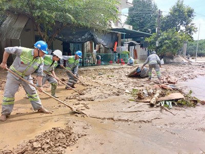 Quảng Ngãi xử lý môi trường, dọn vệ sinh sau lũ