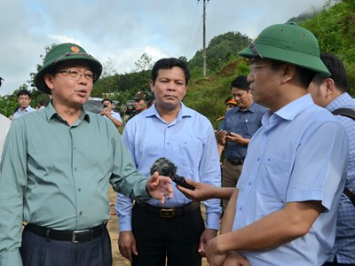 Phó Thủ tướng Hồ Quốc Dũng kiểm tra công tác khắc phục sạt lở ở Quảng Ngãi