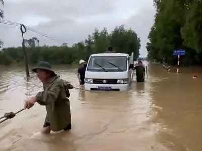 Kịp thời hỗ trợ sản phụ vượt qua vùng lũ đến bệnh viện