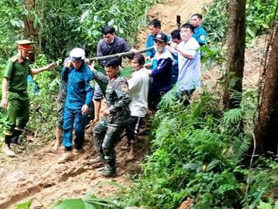 Băng rừng đưa bệnh nhân từ miền núi về cấp cứu tại Bệnh viện Sản - Nhi Quảng Ngãi