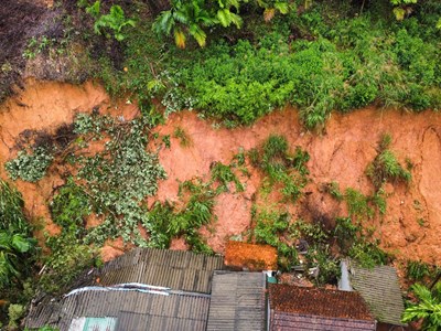 Sơ tán, di dời khẩn cấp các hộ dân ra khỏi khu vực nguy hiểm do sạt lở núi