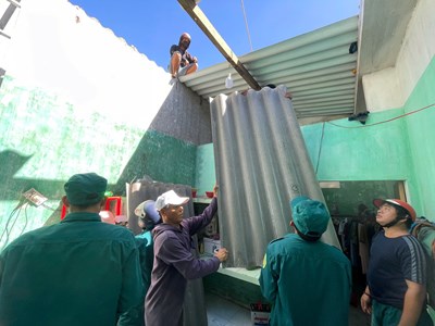 Hàng chục ngôi nhà nhà bị tốc mái, hư hỏng do ảnh hưởng của bão số 13