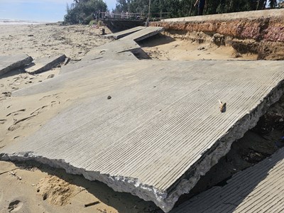 Cận cảnh đường bê tông bị sóng biển tàn phá