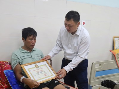 Trao giấy khen cho hai người dân Lý Sơn dũng cảm cứu người gặp nạn