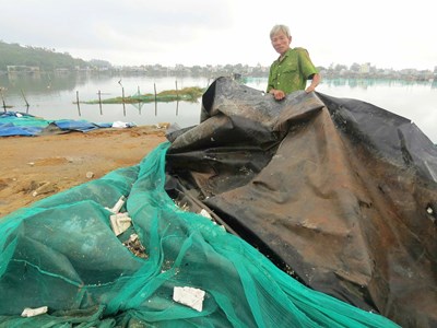 Diêm dân xót xa nhìn muối tan theo… bọt nước