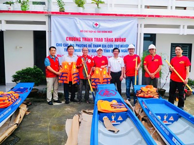 Những “người hùng” thầm lặng trong bão lũ