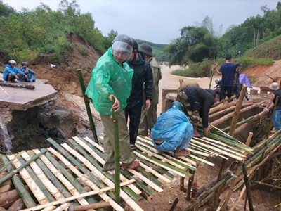 Lũ cuốn trôi cầu, người dân cùng lực lượng địa phương làm cầu tạm bằng tre