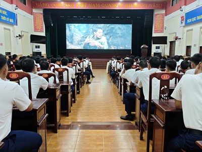 Vùng Cảnh sát biển 2 giáo dục truyền thống qua tác phẩm điện ảnh “Mưa đỏ”