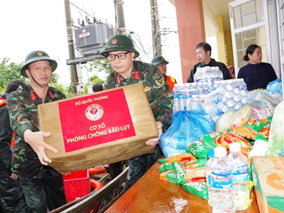 Lực lượng cứu hộ Quân khu 5 quyết tâm tiếp cận nhanh nhất hỗ trợ người dân vùng lũ