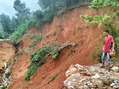 Hàng chục hộ dân miền núi Quảng Ngãi bị cô lập do đường sạt lở, đứt gãy