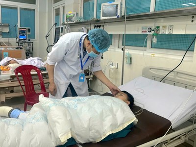 Nghi vấn người cha ôm 2 con nhỏ nhảy cầu tự tử