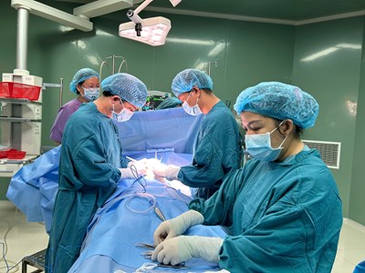 Hi hữu bé gái 6 tuổi ở Quảng Ngãi mang búi tóc 0,5 kg trong dạ dày