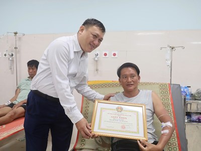 Tặng Huân chương dũng cảm thưởng 2 công dân tại đặc khu Lý Sơn