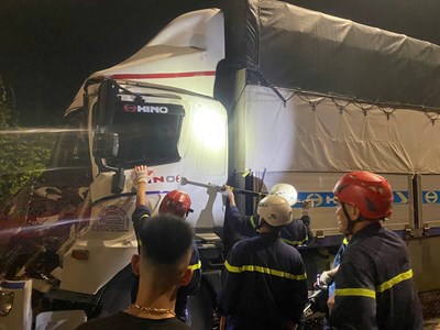 Kịp thời giải cứu tài xế bị mắc kẹt trong cabin