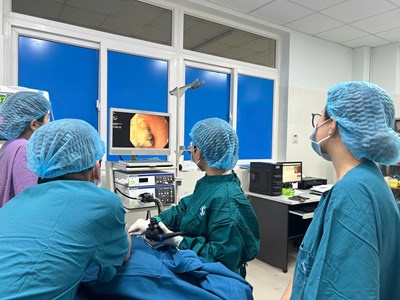 Bé gái 6 tuổi nuốt phải dị vật là kẹp tóc bằng kim loại