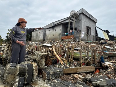 Người dân ven biển bất an khi nhà cửa đứng trước nguy cơ bị “xóa sổ”
