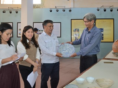 Hiến tặng cổ vật cho Bảo tàng Tổng hợp tỉnh Quảng Ngãi