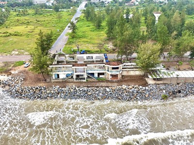 Bãi biển Mỹ Khê bị xâm thực, sạt lở nghiêm trọng