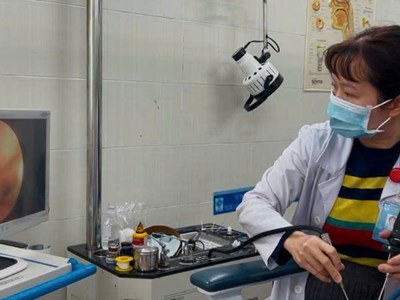 Gắp con vắt suối sống ký sinh trong mũi bé trai 2,5 tuổi