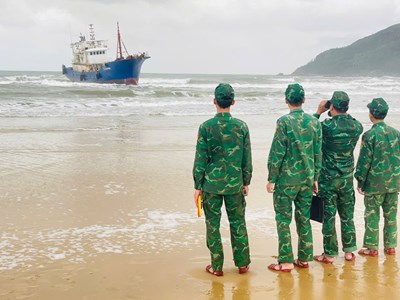 Tàu vỏ sắt mang quốc tịch nước ngoài mắc cạn tại vùng biển Dung Quất