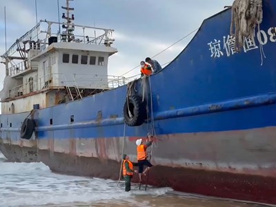 Phát hiện vết chập cháy, bám khói trên động cơ chính của tàu mắc cạn ở Dung Quất