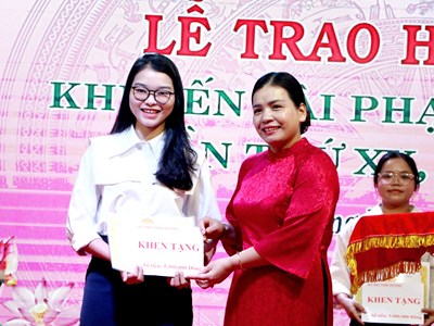 Quảng Ngãi trao học bổng cho 165 sinh viên xuất sắc