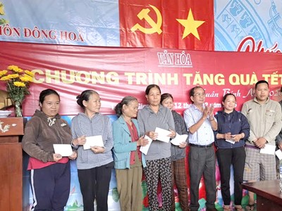 Báo Văn Hoá trao 100 suất quà Tết tại Quảng Ngãi