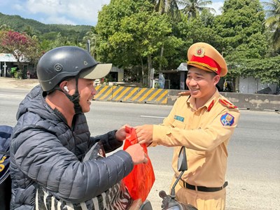 CSGT Quảng Ngãi đồng hành cùng người dân về quê đón Tết