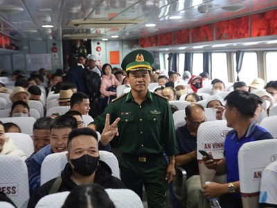 Chuyến tàu cuối năm đưa người xa xứ về với đảo Lý Sơn