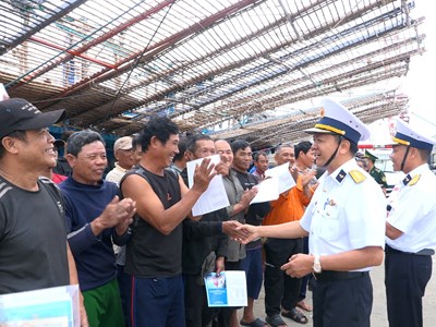 Cứu hộ thành công tàu cá cùng 36 ngư dân Quảng Ngãi thả trôi trên biển