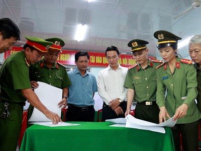 Những “lá chắn thầm lặng” giữ bình yên tại các điểm bầu cử