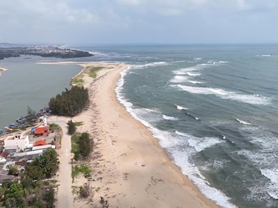 Cửa Lở bồi lấp nghiêm trọng, ngư dân gặp khó khi ra vào cửa biển