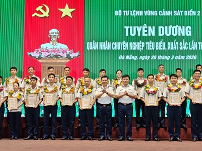 Vinh danh những “cột mốc sống” nơi đầu sóng 