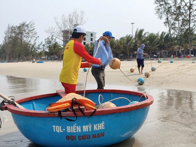 Khoanh vùng khu vực tắm biển an toàn tại Mỹ Khê trước mùa cao điểm du lịch