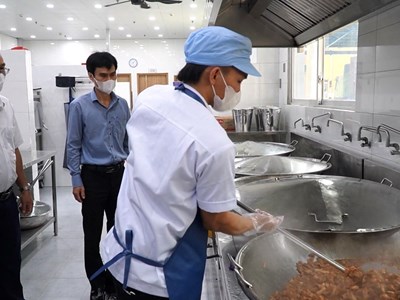 Ngăn ngừa ngộ độc thực phẩm bắt đầu từ những bếp ăn tập thể