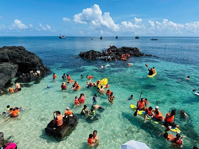 Quảng Ngãi đón 320.000 lượt khách dịp Giỗ Tổ, doanh thu đạt 251 tỉ đồng