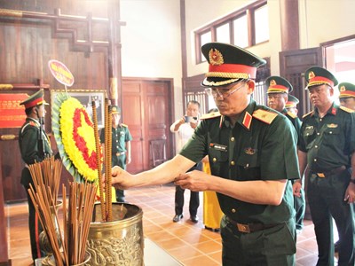 Quân khu 5 dâng hương tri ân tại các “địa chỉ đỏ” ở Quảng Ngãi