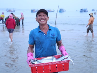 Chợ cá ven biển Quảng Ngãi tấp nập dịp lễ 