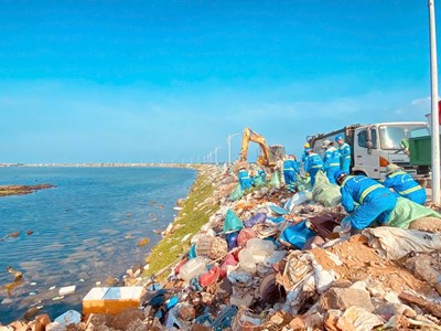 Dọn sạch Cổng Tò Vò, giữ hình ảnh đẹp cho du lịch đảo Lý Sơn