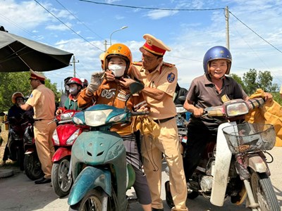 Trao tặng 2.000 mũ bảo hiểm đạt chuẩn cho người dân
